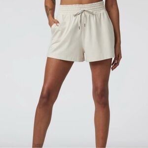 Vuori Halo Boxy Short Milkweed Heather size small NEW